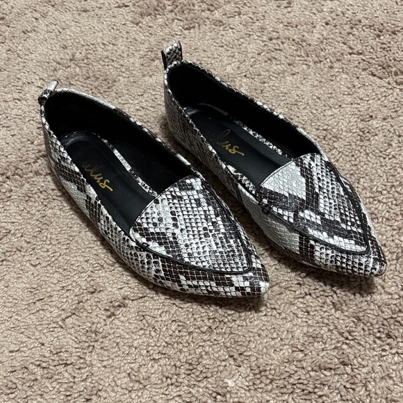 Lulu's Black and White Snakeskin Flats - Picture 1 of 4